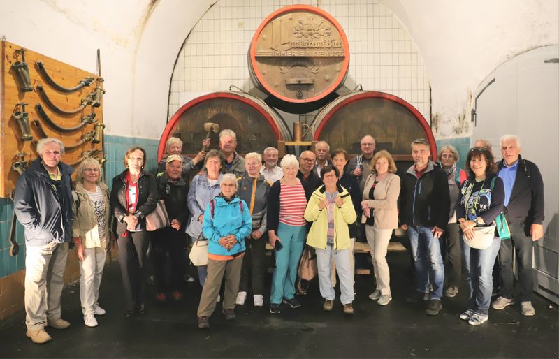 Gruppenfoto vor historischen Fässern