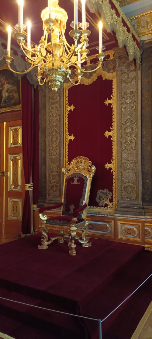 Thronsaal Custom